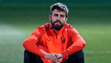 Gerard Piqu&eacute; sentado con rostro serio durante un entrenamiento con el FC Barcelona.