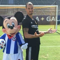 Mickey Mouse también se declara fan de Zlatan Ibrahimovic