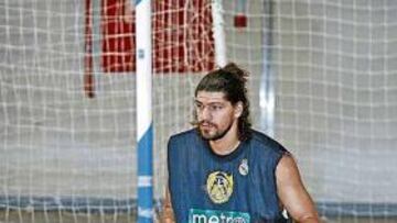 PRESENTACIÓN. Lazaros Papadopulos disputará hoy su primer partido como madridista. Tendrá al puertorriqueño P. J. Ramos (2,21 m) como rival directo.