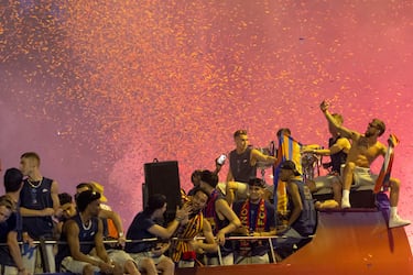 Seguidores, jugadores, directiva y cuerpo técnico celebran el triplete en las calles de la Ciudad Condal.