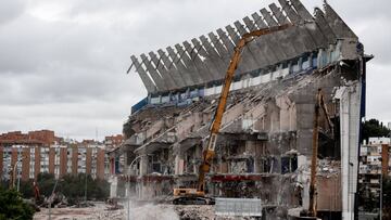 Una demoledora derriba la &uacute;ltima pared del estado Vicente Calder&oacute;n, ubicado cerca de edificios habitados por vecinos de la zona de Madrid R&iacute;o.