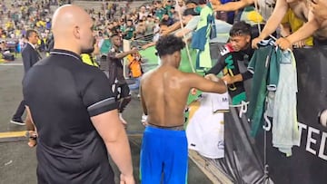 El momento en el que Endrick firma una bandera de México y un jersey de Pumas