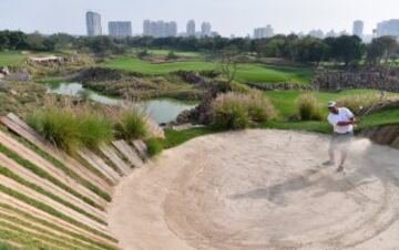 Fue inaugurado en 1999, considerado como la primera academia de Golf de la India. El DLF posee un paisaje dramático realzado por la iluminación ambiental.