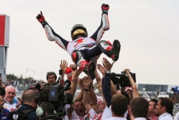 Márquez ganó su segundo mundial en MotoGP (cuarto mundial en total) en el Gran Premio de Japón. En la imagen, Marc Márquez celebra la victoria en Motegi. 