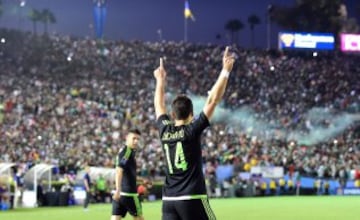 Javier Hernández celebra el primer gol del partido.