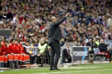 El técnico portugués del Valencia, Nuno Espírito Santo, en un momento del encuentro correspondiente a la novena jornada de primera división, que disputan esta noche frente al At. de Madrid en el estadio Vicente Calderón, en Madrid. 