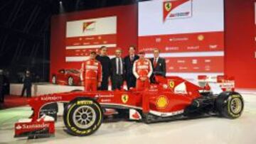 El equipo Ferrari, en la presentación de su nuevo monoplaza.
