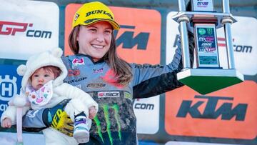 Kiara Fontanesi en el podio mundialista de Matterley Basin con su beb&eacute; y su trofeo.