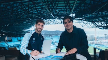 Javi Rueda durante la firma de renovación de su contrato.