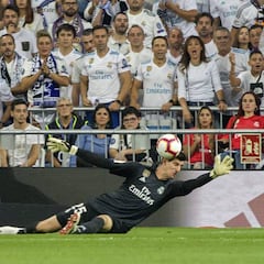 Courtois se hizo gigante: dos paradones de portero élite