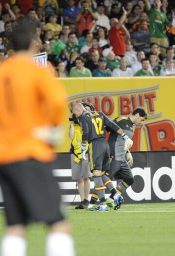 Iker Casillas entró en la segunda parte sustituyendo a Valdés.