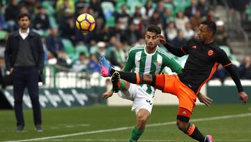GRA160. SEVILLA, 11/02/2017.- El defensa italiano del Betis Cristiano Piccini (i) disputa un balón con el jugador portugués del Valencia Luis Carlos Almeida 'Nani' (d) durante el partido correspondiente a la vigésima segunda jornada de LaLiga Santander que se disputa esta mañana en el estadio Benito Villamarín. EFE/Julio Muñoz