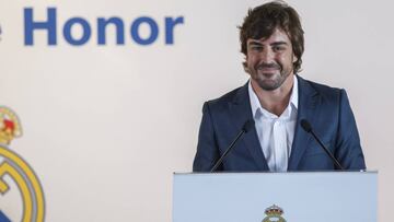 Fernando Alonso en el palco de honor del Santiago Bernabéu en su reconocimiento como socio de honor del Real Madrid.