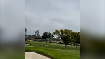 Están jugando tranquilamente al golf y de repente irrumpe una avioneta: pudo acabar en fatalidad