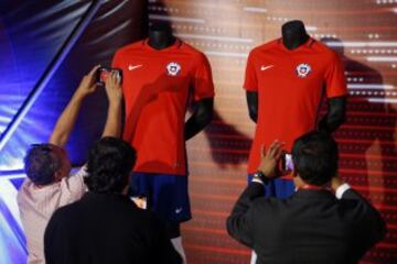 Santiago, 22 de marzo del 2016.
Presentacion de la nueva Camiseta Centenario de Nike que sera ocupada en la Copa America de Estados Unidos.en el domo de Juan Pinto Duran.
Paul Plaza/ Photosport.