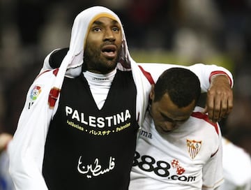 En 2009, Kanouté mostró una playera de apoyo a Palestina escondida debajo de su jersey del Sevilla. Debido a ello, fue multado por una cifra aproximada a los 3,000 euros.