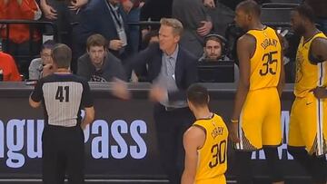 La sanción puede ser tremenda: Kerr se va directo a por el árbitro y Durant le saca de la pista