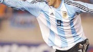 <b>CULEBRÓN. </b>Diego Milito, que está a un paso del Zaragoza, celebra un gol con Argentina.