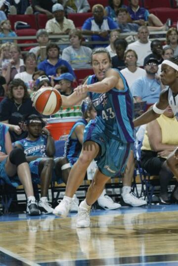ELISA AGUILAR. Se form¨® en la Universidad de George Town y las Utah Starzz se fijaron en ella en el 2002. Las Sparks apearon a la base madrile?a (1,5 puntos y 0,5 asistencias en algo menos de 7 minutos) de jugar las Finales en su ¨²nico a?o en la Liga.