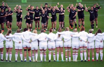 Las jugadoras del equipo de Nueva Zelanda realizan su tradicional e intimidatoria haka frente a la selección de Inglaterra antes del partido de la Autumn Nations Cup (Copa Internacional de Otoño) de rugby. El encuentro tuvo lugar el día 7 de noviembre en el Franklins Gardens Stadium de Northampton (Inglaterra).