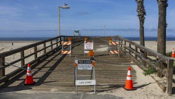 Letrero sobre la reapertura de la playa de Hueneme en Port Hueneme, California, el domingo 19 de abril de 2020.