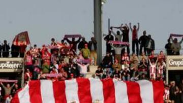 La afición rojiblanca en las gradas edl Mediterráneo