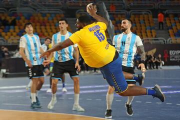 Gauthier Mvumbi Thierry, pivote de Congo, no ha pasado desapercibido en su debut en el Mundial. Su equipo perdió con Argentina, pero el físico del jugador de 26 años llamó la atención. Con su 1,92 y 110 kilos oficiales mostró una imagen que evidenciaba que está pasado de peso. Pese a ello, 4 goles con un 100% de efectividad.