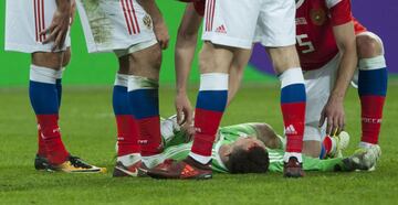 Rodrigo fue a rematar ante el portero ruso Lunev, que recibió el impacto de la rodilla que le hizo sangrar y fue retirado en camilla.
