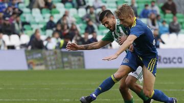 GRA050 SEVILLA. 04/12/2016.- Dani Ceballos,iz, del Real Betis y Johny,d.,del Celta de Vigo disputan el balón durante el partido de la decimocuarta jornada de LaLiga Santander que el Real Betis y el Celta de Vigo disputan el estadio Benito Villamarín. EFE/Jose Manuel Vidal.