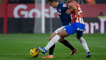 Athletic Bilbao's Spanish midfielder #16 Inigo Ruiz de Galarreta (L) fights for the ball with Girona's Venezuelan midfielder #21 Yangel Herrera during the Spanish league football match between Girona FC and Athletic Club Bilbao at the Montilivi stadium in Girona on November 27, 2023. (Photo by Josep LAGO / AFP)