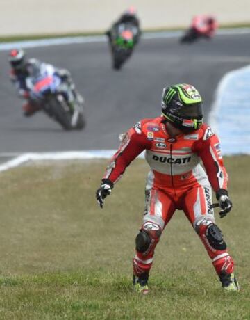 Cal Crutchlow tras caerse. 