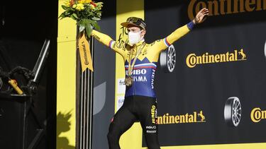 Primoz Roglic celebra su triunfo de etapa en el podio.