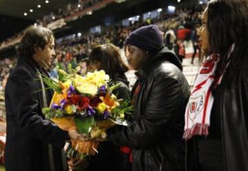 Los familiares del ex-portero rayista Wilfred Agbonavbare, fallecido hace unos días, colocó un ramo de flores en su recuerdo en un una de las porterias del estadio de Vallecas.