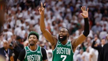 Miami (United States), 28/05/2023.- Boston Celtics guard Jaylen Brown (R) and guard Marcus Smart (L) celebrate following the NBA basketball Eastern Conference Finals playoff game six between the Miami Heat and the Boston Celtics at the Kaseya Center in Miami, Florida, USA, 27 May 2023. (Baloncesto, Estados Unidos) EFE/EPA/RHONA WISE SHUTTERSTOCK OUT
