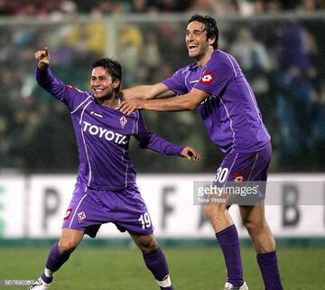 El histórico goleador italiano y el chileno coincidieron en la temporada 2005 y 2006. Fue en la estadía en Fiorentina cuando Toni logra ser parte del equipo que ganó el Mundial 2006 con la Azurra.