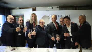 Brindis de directiva, entrenador y direcci¨®n deportiva.