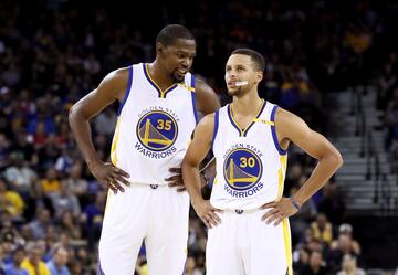 Golden State es el mote con el que se conoce a la ciudad de California, de donde efectivamente son los actuales campeones de la NBA. Sin embargo, si debieran llevar el nombre exacto de donde juegan, deberían cambiarse a los "Oakland Warriors". 