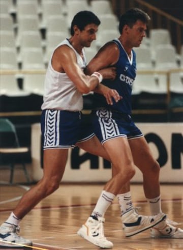 Mark McNamara, de 2,11 metros, jug車 en el Real Madrid de baloncesto.