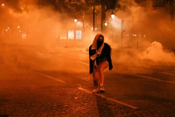 Tras la derrota del Paris Saint-Germain en la final de la Champions League 2020 algunos aficionados del conjunto parisino salieron a las calles de la capital francesa para provocar numerosos disturbios. Los alrededores del Parque de los Príncipes se convirtió en una batalla campal con entre las autoridades y los ultras del PSG. 
