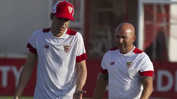 Sampaoli y uno de sus ayudantes, durante el entrenamiento.