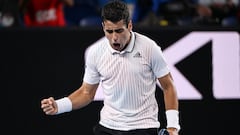 El tenista espa&ntilde;ol Jaume Munar celebra un punto durante su partido ante Aslan Karatsev en el Open de Australia 2022.