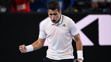 El tenista español Jaume Munar celebra un punto durante su partido ante Aslan Karatsev en el Open de Australia 2022.