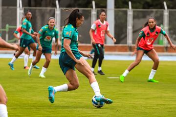 La Selección Femenina de Brasil realizó su primer entrenamiento en Bucaramanga en la cancha de la UIS. Las vigentes campeonas preparan el juego de semifinales de Copa América Femenina ante Paraguay.