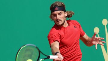 Tsitsipas ejecuta un drive en Montecarlo.