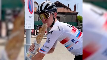 El doble campeón del Tour de Francia salió a rodar y aprovechó para comerse un baguette.