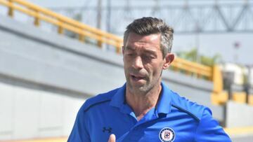 Pedro Caixinha regresa corriendo al hotel de concentración