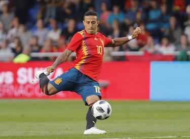 Hijo de Mazinho, futbolista campeón del mundo con Brasil, y de la exjugadora de voleibol brasileña Valéria Alcântara. Se crió en Galicia cuando su padre jugaba en el Celta de Vigo. Con 14 años firmó por la cantera del Barcelona y representó a España en categorías inferiores. En 2011 debutó con la Absoluta de la mano de Vicente del Bosque. Jugó 46 partidos como internacional español.