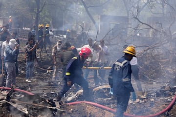 Los bomberos trabajan en el lugar del accidente a谷reo en la ciudad de Ahmedabad.