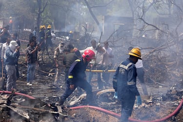 Los bomberos trabajan en el lugar del accidente aéreo en la ciudad de Ahmedabad.