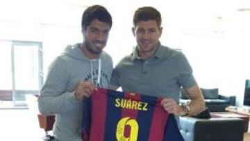 Luis Suárez junto a Steven Gerrard